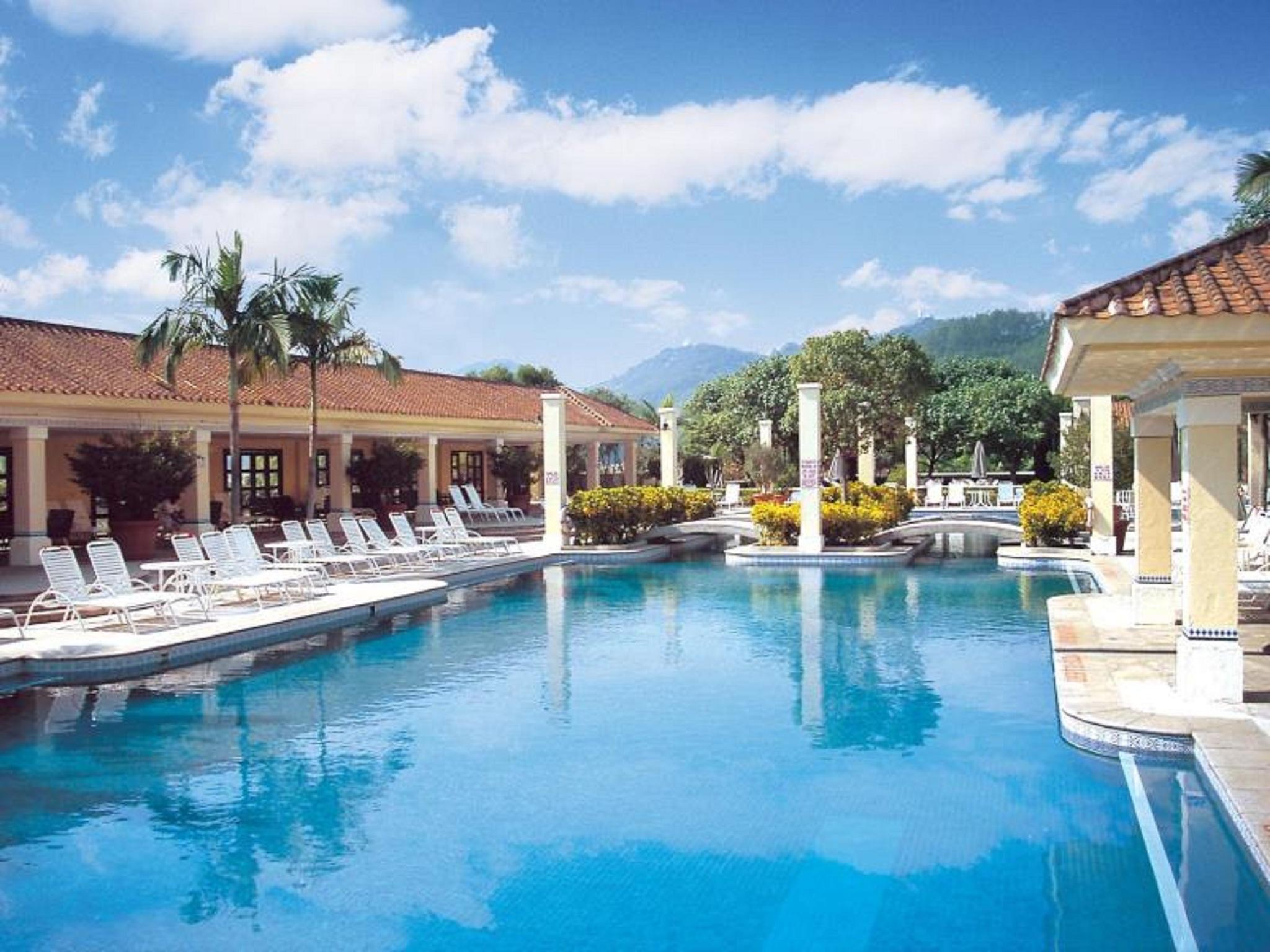 Grand Coloane Resort Macau Ngoại thất bức ảnh The pool at Sandals Royal Plantation
